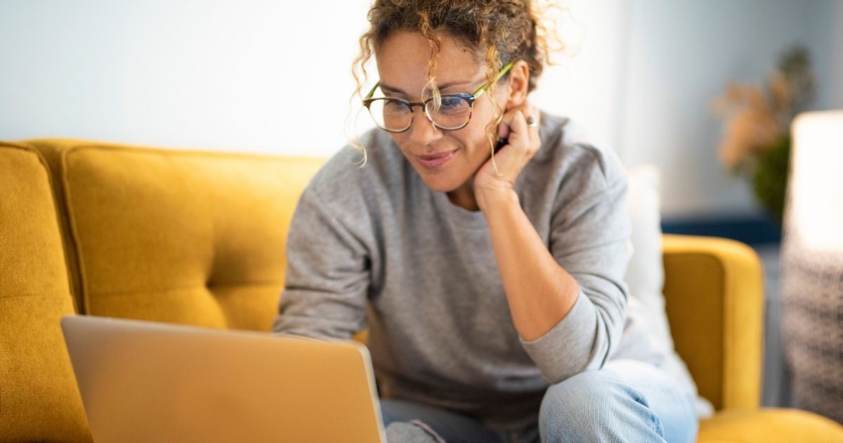 COOLSCULPTING MARKETING: COOLSCULPTING FAQ PAGE FOR MORE LEADS 5 Woman using a laptop to book an online consultation from home.